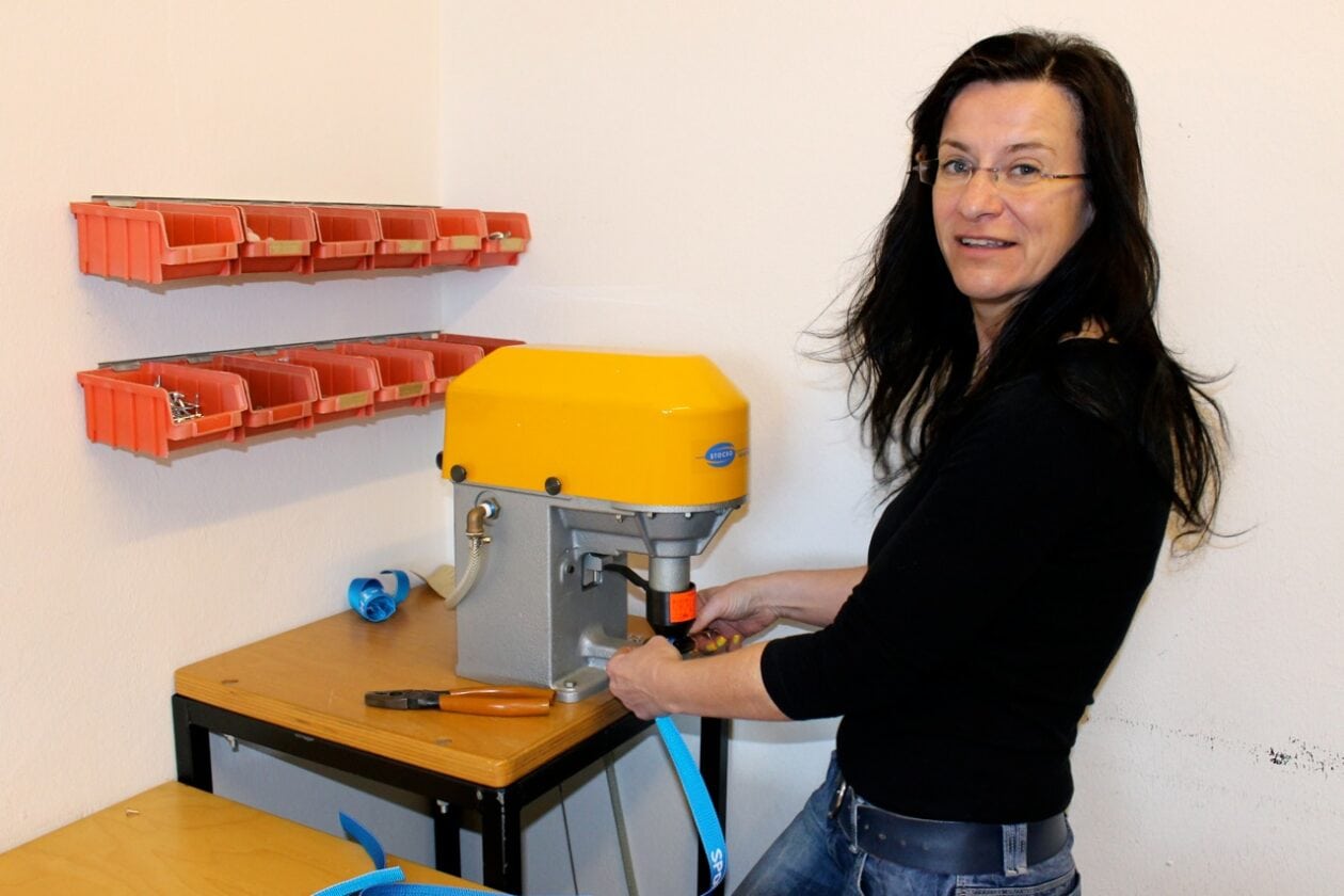 Sport-Thieme Mitarbeiterin stellt Startlinie her.