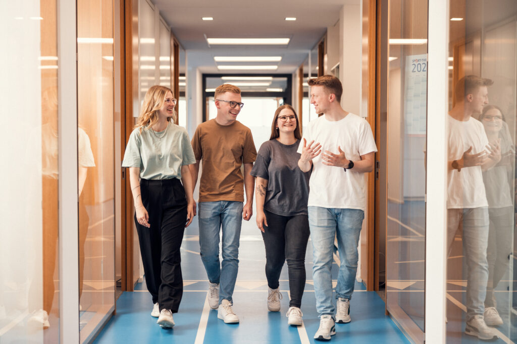 Gruppe junger Menschen gehen Flur entlang