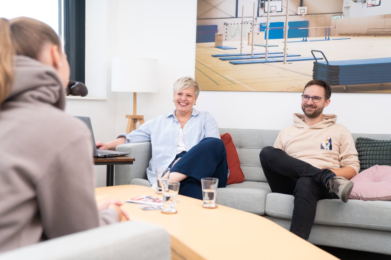 Two HR employees from Sport-Thieme are conducting an informal job interview.