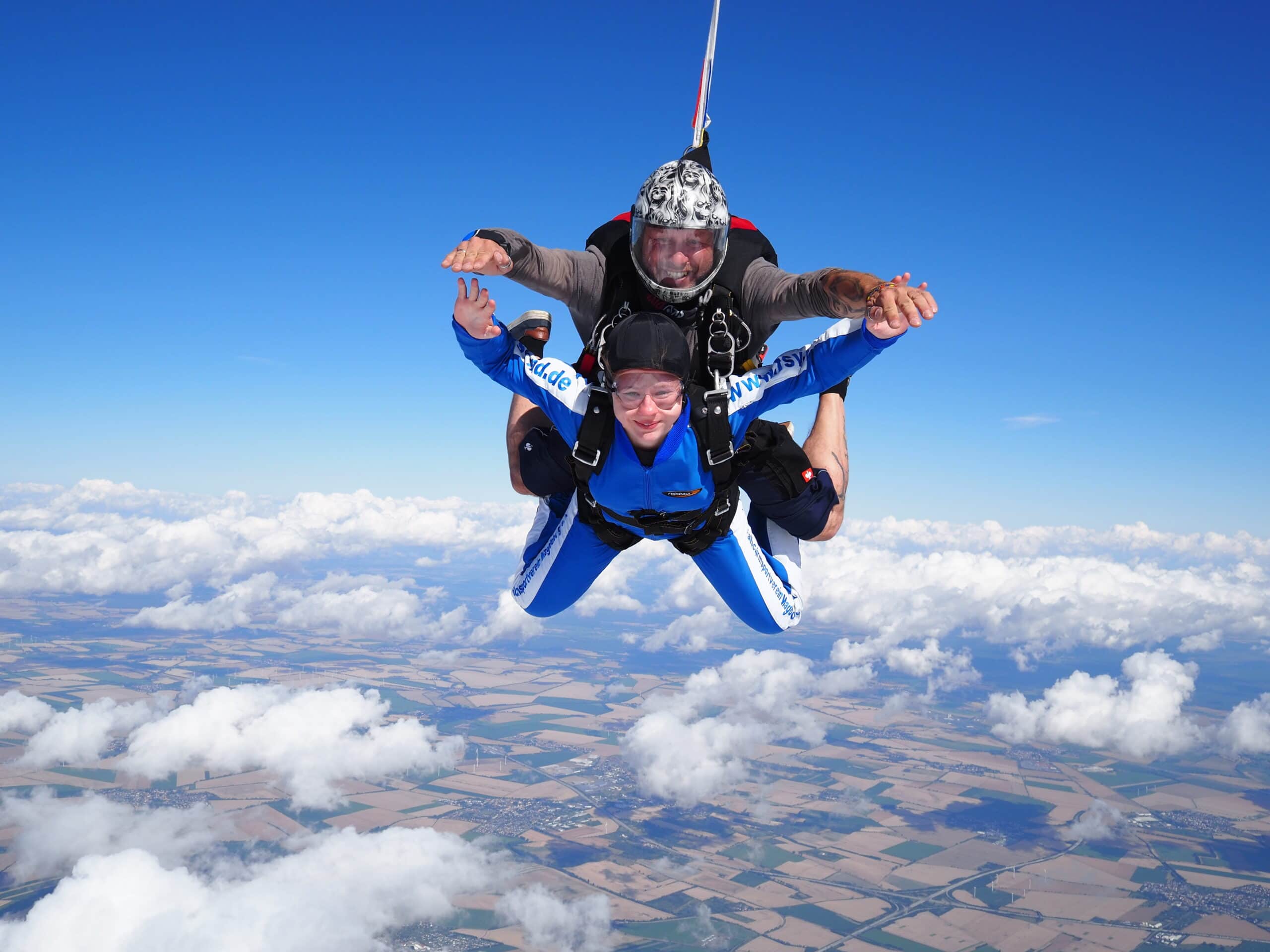 A Sport-Thieme trainee during a tandem skydive.