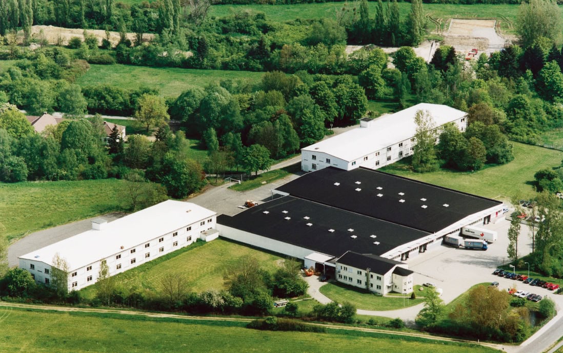 Aerial view of the Sport-Thieme warehouse building in Heidwinkel, surrounded by green areas and parking lots.