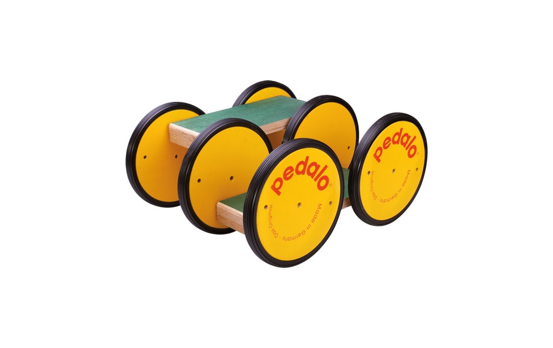 A Pedalo play equipment with four wheels and a green platform, used for children and movement training.