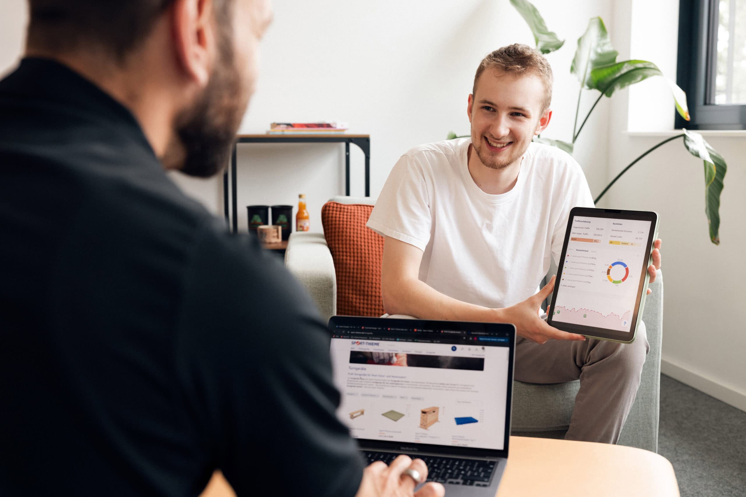 Azubi im E-Commerce analysiert Verkaufsdaten auf einem Tablet.