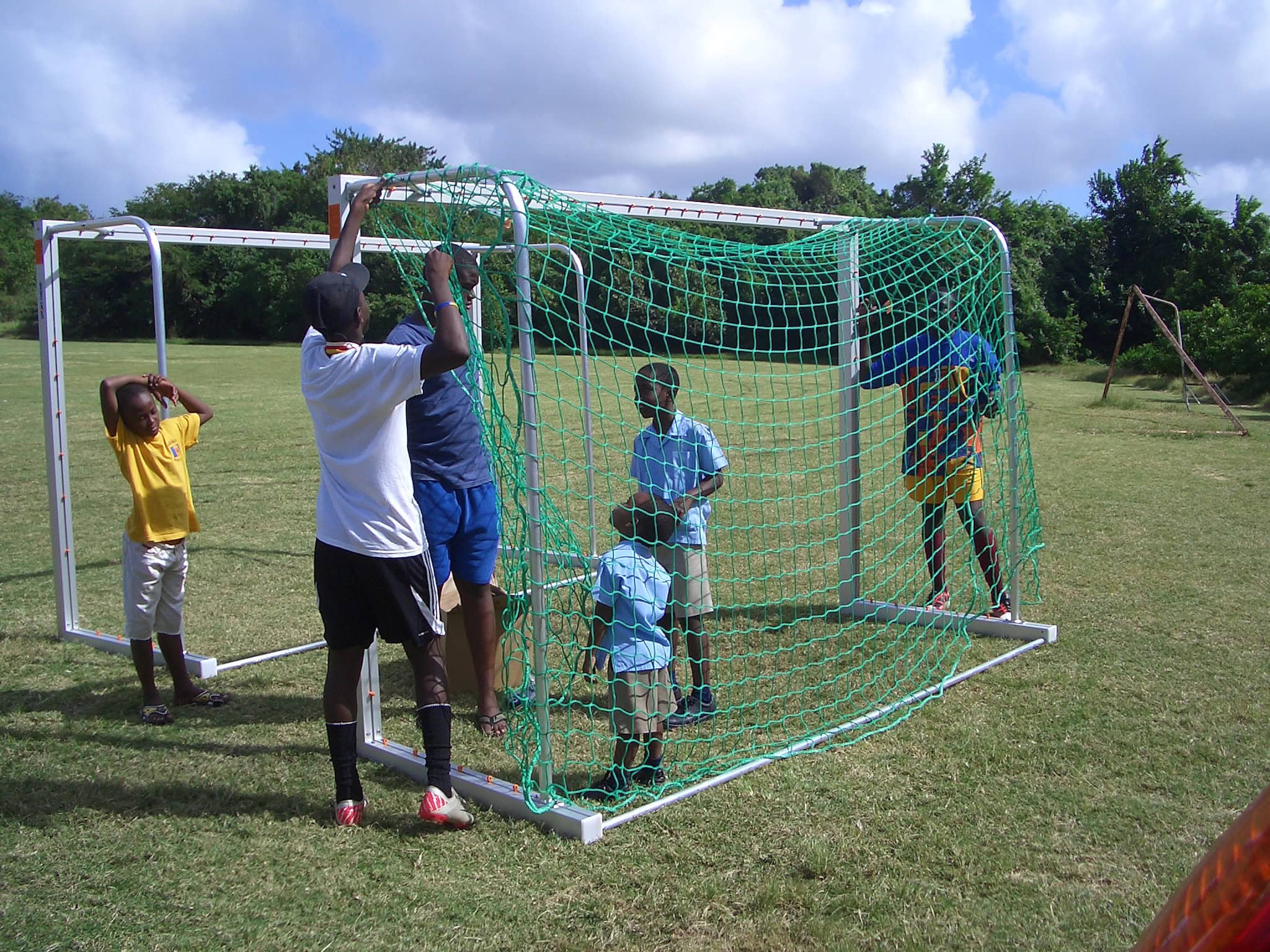 Aufbau eines Fußballtores von Kindern in Barbados