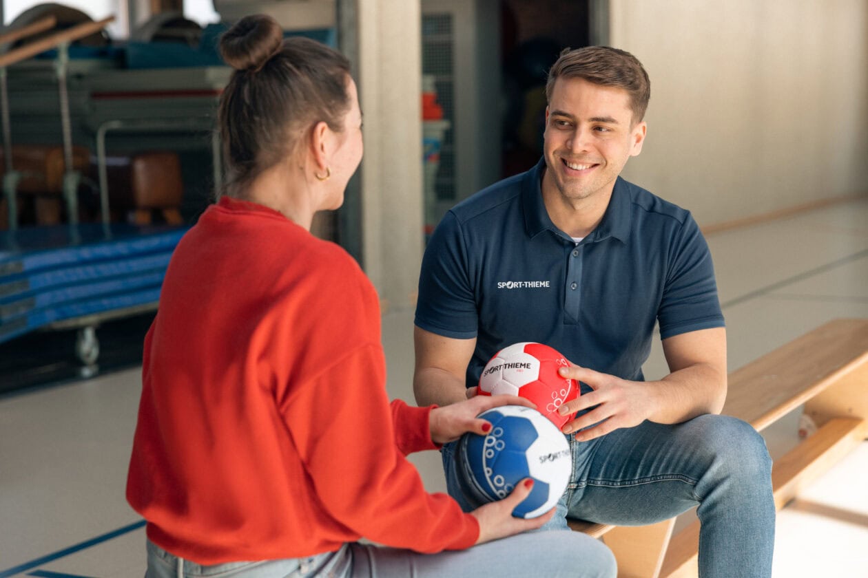 Advice from a Sport-Thieme employee with a handball in his hand