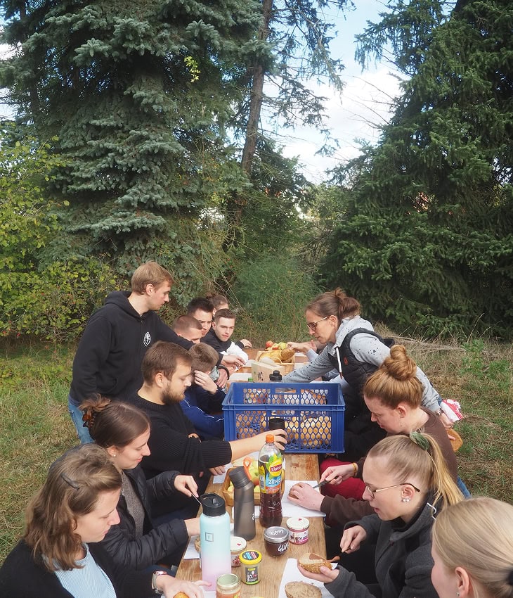 Sport-Thieme trainees having breakfast together.