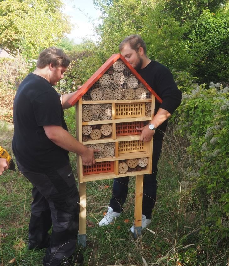 Two Sport-Thieme trainees with the insect hotel.