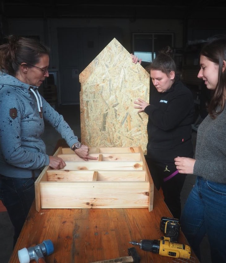 Sport-Thieme Azubis bauen das Insektenhotel.