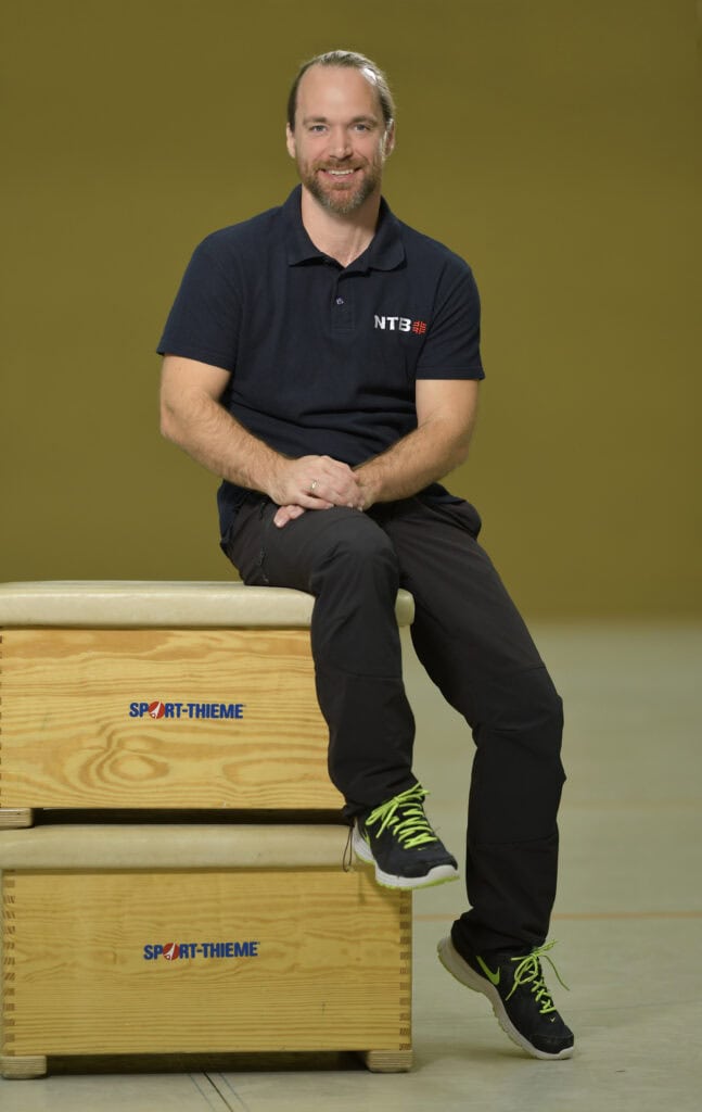Sven Kammeyer sitzt auf einem Sport-Thieme Kasten