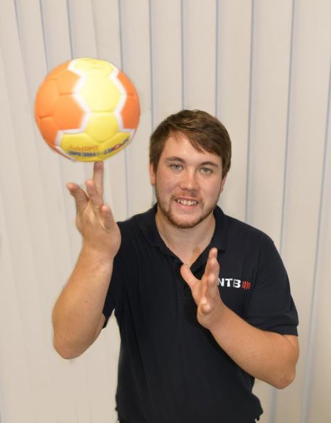 Philipp Deininger throws a Sport-Thieme ball