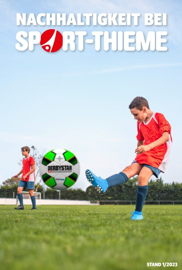 Kind schießt einen Sport-Thieme Fußball. Darüber steht Nachhaltigkeit bei Sport-Thieme.